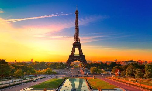 france-in-pictures-beautiful-places-to-photograph-eiffel-tower[1]